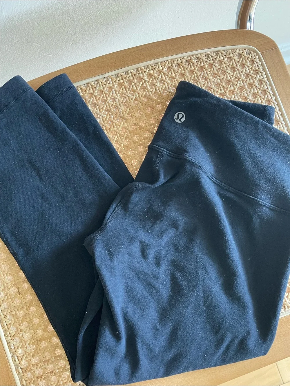 lululemon athletica Black Cropped Capri Leggings SIZE 6